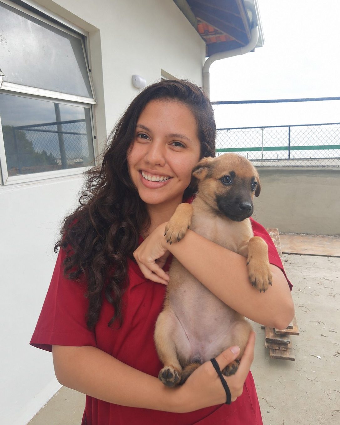 Bianca Barbara com um filhote de cachorro caramelo no colo