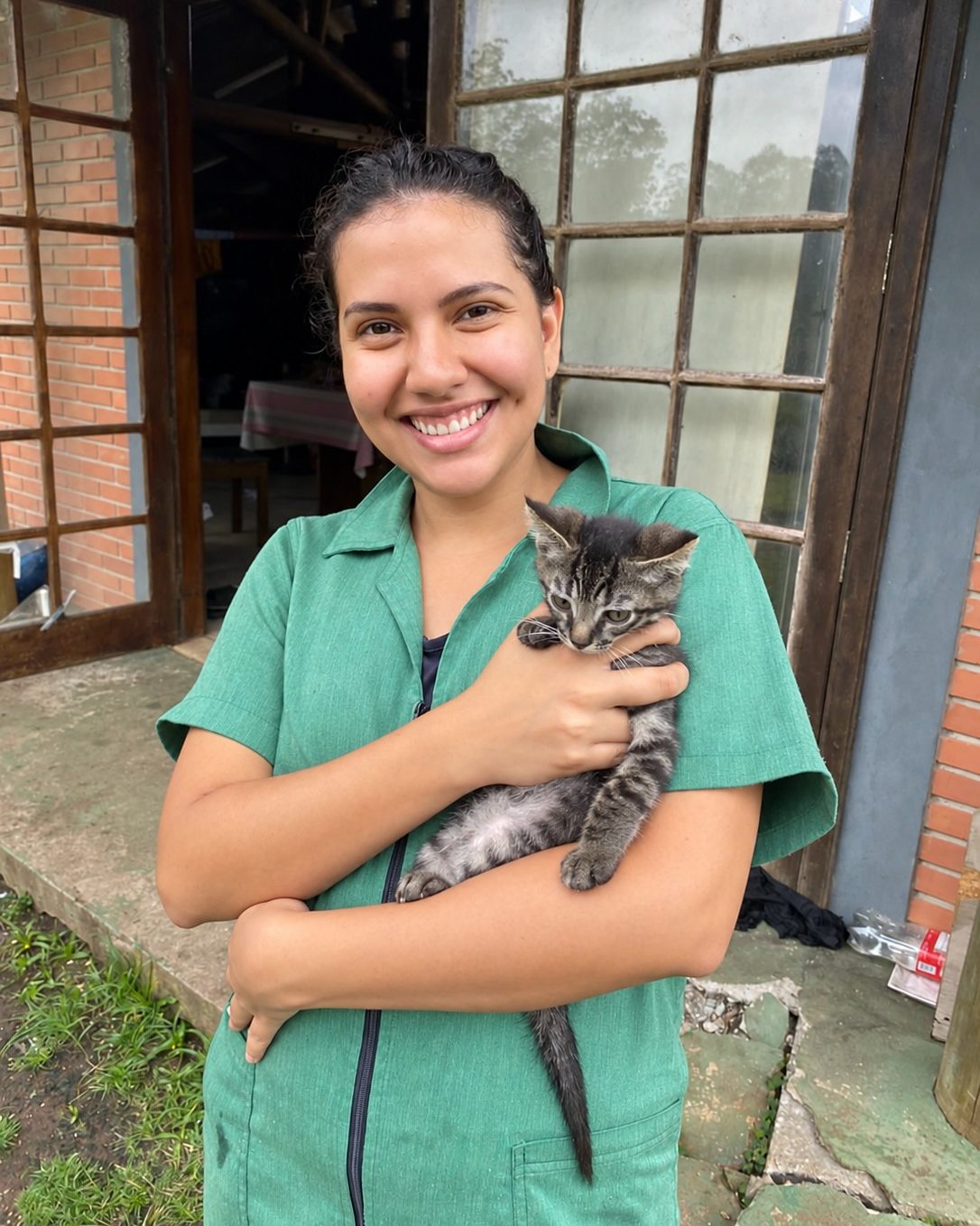 Bianca Barbara sorrindo com um gatinho tigrado no colo